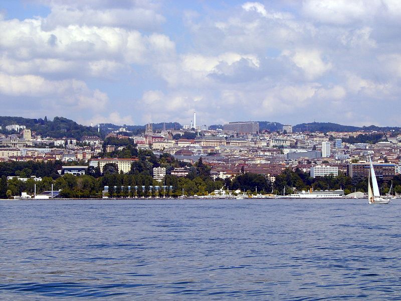 Le Centre-ville de Lausanne (Suisse) vu depuis le Lac Léman.